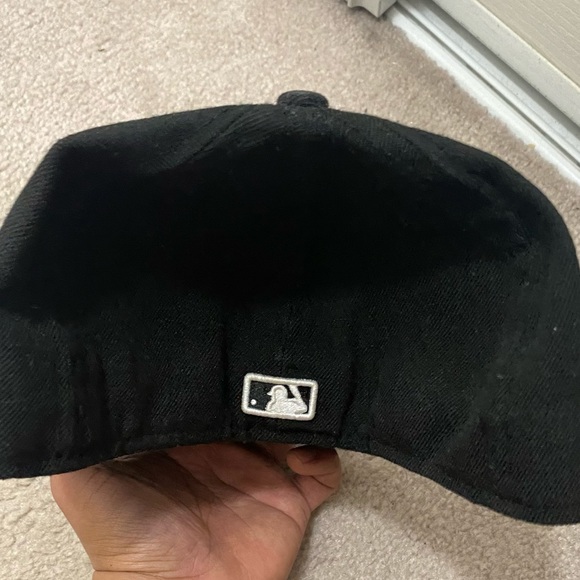 New eRA FITTED hat black size 7 1/4 - Picture 4 of 5